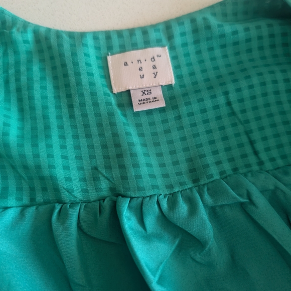 Elegant Green Wrap Dress - Picture 4 of 6